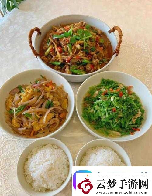 公和我边做饭边做好爽：一场色香味俱全的浪漫体验