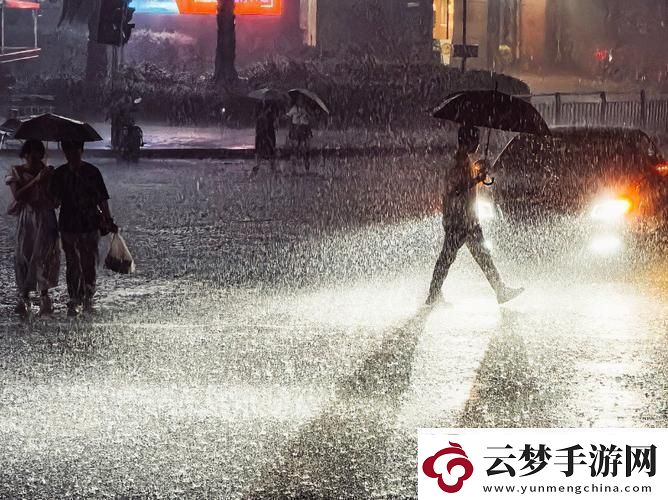 “雨天车站避雨秀创新黑科技笑傲江湖”